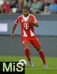 30.08.2025, Fussball 1. Bundesliga 2025/2026, 2.Spieltag, FC Augsburg - FC Bayern Mnchen, in der WWK-Arena Augsburg. Serge Gnabry (FC Bayern Mnchen) am Ball.
 

