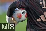 30.08.2025, Fussball 1. Bundesliga 2025/2026, 2.Spieltag, FC Augsburg - FC Bayern Mnchen, in der WWK-Arena Augsburg. Der Spielball in den Armen von einmem Bayern Torwart
 

