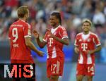30.08.2025, Fussball 1. Bundesliga 2025/2026, 2.Spieltag, FC Augsburg - FC Bayern Mnchen, in der WWK-Arena Augsburg. v.l. Harry Kane (FC Bayern Mnchen), Michael Olise (FC Bayern Mnchen) und Luis Diaz (FC Bayern Mnchen) jubeln
 

