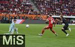 30.08.2025, Fussball 1. Bundesliga 2025/2026, 2.Spieltag, FC Augsburg - FC Bayern Mnchen, in der WWK-Arena Augsburg. Luis Diaz (FC Bayern Mnchen) gegen Torwart Finn Dahmen (FC Augsburg) 
 

