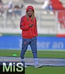30.08.2025, Fussball 1. Bundesliga 2025/2026, 2.Spieltag, FC Augsburg - FC Bayern Mnchen, in der WWK-Arena Augsburg. Sacha Boey (FC Bayern Mnchen) cool
 

