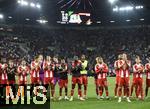 30.08.2025, Fussball 1. Bundesliga 2025/2026, 2.Spieltag, FC Augsburg - FC Bayern Mnchen, in der WWK-Arena Augsburg. Die Bayern Spieler feiern mit den Fans
 

