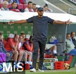 30.08.2025, Fussball 1. Bundesliga 2025/2026, 2.Spieltag, FC Augsburg - FC Bayern Mnchen, in der WWK-Arena Augsburg. Trainer Vincent Kompany (FC Bayern Mnchen) breitet die Arme aus
 


