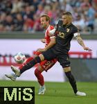 30.08.2025, Fussball 1. Bundesliga 2025/2026, 2.Spieltag, FC Augsburg - FC Bayern Mnchen, in der WWK-Arena Augsburg. v.l. Harry Kane (FC Bayern Mnchen) gegen Jeffrey Gouweleeuw (FC Augsburg) 
 

