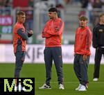 30.08.2025, Fussball 1. Bundesliga 2025/2026, 2.Spieltag, FC Augsburg - FC Bayern Mnchen, in der WWK-Arena Augsburg. v.l. Joshua Kimmich (FC Bayern Mnchen), Eric Dier (FC Bayern Mnchen) und Lennart Karl (FC Bayern Mnchen) 
 

