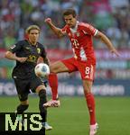 30.08.2025, Fussball 1. Bundesliga 2025/2026, 2.Spieltag, FC Augsburg - FC Bayern Mnchen, in der WWK-Arena Augsburg. v.l. Kristjan Jakic (FC Augsburg) gegen Leon Goretzka (FC Bayern Mnchen) 
 

