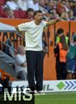 30.08.2025, Fussball 1. Bundesliga 2025/2026, 2.Spieltag, FC Augsburg - FC Bayern Mnchen, in der WWK-Arena Augsburg. Trainer Sandro Wagner (FC Augsburg) gestikuliert
 

