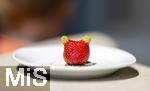 26.06.2025, Erdbeerfeld in Bad Wrishofen (Unterallgu), frisch gepflckte Erdbeeren vom Feld. Jemand hat ein besonderes Exemplar gefunden, die Frucht scheint zwei grne Ohren zu haben.