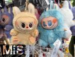 04.09.2025, Adelsberg, Slowenien,  Mehrere Labubus hngen an einm Regal zum Verkauf in einem Laden bereit. Aktuelles Trend-Spielzeug fr Kinder: Ein Labubu ist eine Plschtier-Figur aus China, mit breitem Grinsen im Plastik-Gesicht. Das Labubu wurde 2015 von Kasing Lung aus Hongkong kreiert, der sie fr seine Kinderbuchreihe The Monsters erschuf, dabei wurde er von den nordischen Mythen inspiriert.  Die Firma PopMart vertreibt die Figuren.