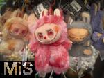 04.09.2025, Adelsberg, Slowenien,  Mehrere Labubus hngen an einm Regal zum Verkauf in einem Laden bereit. Aktuelles Trend-Spielzeug fr Kinder: Ein Labubu ist eine Plschtier-Figur aus China, mit breitem Grinsen im Plastik-Gesicht. Das Labubu wurde 2015 von Kasing Lung aus Hongkong kreiert, der sie fr seine Kinderbuchreihe The Monsters erschuf, dabei wurde er von den nordischen Mythen inspiriert.  Die Firma PopMart vertreibt die Figuren.