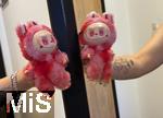 04.09.2025, Mindelheim, Mdchen zeigt seinen rosafarbenen Labubu.  Aktuelles Trend-Spielzeug fr Kinder: Ein Labubu ist eine Plschtier-Figur aus China, mit breitem Grinsen im Plastik-Gesicht. Das Labubu wurde 2015 von Kasing Lung aus Hongkong kreiert, der sie fr seine Kinderbuchreihe The Monsters erschuf, dabei wurde er von den nordischen Mythen inspiriert.  Die Firma PopMart vertreibt die Figuren.