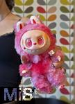 04.09.2025, Mindelheim, Mdchen zeigt seinen rosafarbenen Labubu.  Aktuelles Trend-Spielzeug fr Kinder: Ein Labubu ist eine Plschtier-Figur aus China, mit breitem Grinsen im Plastik-Gesicht. Das Labubu wurde 2015 von Kasing Lung aus Hongkong kreiert, der sie fr seine Kinderbuchreihe The Monsters erschuf, dabei wurde er von den nordischen Mythen inspiriert.  Die Firma PopMart vertreibt die Figuren.