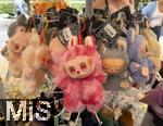 04.09.2025, Adelsberg, Slowenien,  Mehrere Labubus hngen an einm Regal zum Verkauf in einem Laden bereit. Aktuelles Trend-Spielzeug fr Kinder: Ein Labubu ist eine Plschtier-Figur aus China, mit breitem Grinsen im Plastik-Gesicht. Das Labubu wurde 2015 von Kasing Lung aus Hongkong kreiert, der sie fr seine Kinderbuchreihe The Monsters erschuf, dabei wurde er von den nordischen Mythen inspiriert.  Die Firma PopMart vertreibt die Figuren.