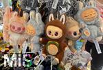 04.09.2025, Adelsberg, Slowenien,  Mehrere Labubus hngen an einm Regal zum Verkauf in einem Laden bereit. Aktuelles Trend-Spielzeug fr Kinder: Ein Labubu ist eine Plschtier-Figur aus China, mit breitem Grinsen im Plastik-Gesicht. Das Labubu wurde 2015 von Kasing Lung aus Hongkong kreiert, der sie fr seine Kinderbuchreihe The Monsters erschuf, dabei wurde er von den nordischen Mythen inspiriert.  Die Firma PopMart vertreibt die Figuren.