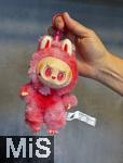 04.09.2025, Mindelheim, Mdchen zeigt seinen rosafarbenen Labubu.  Aktuelles Trend-Spielzeug fr Kinder: Ein Labubu ist eine Plschtier-Figur aus China, mit breitem Grinsen im Plastik-Gesicht. Das Labubu wurde 2015 von Kasing Lung aus Hongkong kreiert, der sie fr seine Kinderbuchreihe The Monsters erschuf, dabei wurde er von den nordischen Mythen inspiriert.  Die Firma PopMart vertreibt die Figuren.