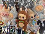 04.09.2025, Adelsberg, Slowenien,  Mehrere Labubus hngen an einm Regal zum Verkauf in einem Laden bereit. Aktuelles Trend-Spielzeug fr Kinder: Ein Labubu ist eine Plschtier-Figur aus China, mit breitem Grinsen im Plastik-Gesicht. Das Labubu wurde 2015 von Kasing Lung aus Hongkong kreiert, der sie fr seine Kinderbuchreihe The Monsters erschuf, dabei wurde er von den nordischen Mythen inspiriert.  Die Firma PopMart vertreibt die Figuren.