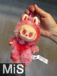 04.09.2025, Mindelheim, Mdchen zeigt seinen rosafarbenen Labubu.  Aktuelles Trend-Spielzeug fr Kinder: Ein Labubu ist eine Plschtier-Figur aus China, mit breitem Grinsen im Plastik-Gesicht. Das Labubu wurde 2015 von Kasing Lung aus Hongkong kreiert, der sie fr seine Kinderbuchreihe The Monsters erschuf, dabei wurde er von den nordischen Mythen inspiriert.  Die Firma PopMart vertreibt die Figuren.