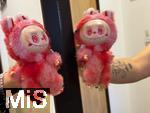 04.09.2025, Mindelheim, Mdchen zeigt seinen rosafarbenen Labubu.  Aktuelles Trend-Spielzeug fr Kinder: Ein Labubu ist eine Plschtier-Figur aus China, mit breitem Grinsen im Plastik-Gesicht. Das Labubu wurde 2015 von Kasing Lung aus Hongkong kreiert, der sie fr seine Kinderbuchreihe The Monsters erschuf, dabei wurde er von den nordischen Mythen inspiriert.  Die Firma PopMart vertreibt die Figuren.