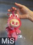 04.09.2025, Mindelheim, Mdchen zeigt seinen rosafarbenen Labubu.  Aktuelles Trend-Spielzeug fr Kinder: Ein Labubu ist eine Plschtier-Figur aus China, mit breitem Grinsen im Plastik-Gesicht. Das Labubu wurde 2015 von Kasing Lung aus Hongkong kreiert, der sie fr seine Kinderbuchreihe The Monsters erschuf, dabei wurde er von den nordischen Mythen inspiriert.  Die Firma PopMart vertreibt die Figuren.