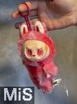 04.09.2025, Mindelheim, Mdchen zeigt seinen rosafarbenen Labubu.  Aktuelles Trend-Spielzeug fr Kinder: Ein Labubu ist eine Plschtier-Figur aus China, mit breitem Grinsen im Plastik-Gesicht. Das Labubu wurde 2015 von Kasing Lung aus Hongkong kreiert, der sie fr seine Kinderbuchreihe The Monsters erschuf, dabei wurde er von den nordischen Mythen inspiriert.  Die Firma PopMart vertreibt die Figuren.