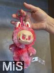 04.09.2025, Mindelheim, Mdchen zeigt seinen rosafarbenen Labubu.  Aktuelles Trend-Spielzeug fr Kinder: Ein Labubu ist eine Plschtier-Figur aus China, mit breitem Grinsen im Plastik-Gesicht. Das Labubu wurde 2015 von Kasing Lung aus Hongkong kreiert, der sie fr seine Kinderbuchreihe The Monsters erschuf, dabei wurde er von den nordischen Mythen inspiriert.  Die Firma PopMart vertreibt die Figuren.