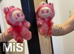 04.09.2025, Mindelheim, Mdchen zeigt seinen rosafarbenen Labubu.  Aktuelles Trend-Spielzeug fr Kinder: Ein Labubu ist eine Plschtier-Figur aus China, mit breitem Grinsen im Plastik-Gesicht. Das Labubu wurde 2015 von Kasing Lung aus Hongkong kreiert, der sie fr seine Kinderbuchreihe The Monsters erschuf, dabei wurde er von den nordischen Mythen inspiriert.  Die Firma PopMart vertreibt die Figuren.