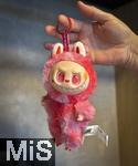 04.09.2025, Mindelheim, Mdchen zeigt seinen rosafarbenen Labubu.  Aktuelles Trend-Spielzeug fr Kinder: Ein Labubu ist eine Plschtier-Figur aus China, mit breitem Grinsen im Plastik-Gesicht. Das Labubu wurde 2015 von Kasing Lung aus Hongkong kreiert, der sie fr seine Kinderbuchreihe The Monsters erschuf, dabei wurde er von den nordischen Mythen inspiriert.  Die Firma PopMart vertreibt die Figuren.