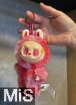 04.09.2025, Mindelheim, Mdchen zeigt seinen rosafarbenen Labubu.  Aktuelles Trend-Spielzeug fr Kinder: Ein Labubu ist eine Plschtier-Figur aus China, mit breitem Grinsen im Plastik-Gesicht. Das Labubu wurde 2015 von Kasing Lung aus Hongkong kreiert, der sie fr seine Kinderbuchreihe The Monsters erschuf, dabei wurde er von den nordischen Mythen inspiriert.  Die Firma PopMart vertreibt die Figuren.