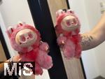 04.09.2025, Mindelheim, Mdchen zeigt seinen rosafarbenen Labubu.  Aktuelles Trend-Spielzeug fr Kinder: Ein Labubu ist eine Plschtier-Figur aus China, mit breitem Grinsen im Plastik-Gesicht. Das Labubu wurde 2015 von Kasing Lung aus Hongkong kreiert, der sie fr seine Kinderbuchreihe The Monsters erschuf, dabei wurde er von den nordischen Mythen inspiriert.  Die Firma PopMart vertreibt die Figuren.