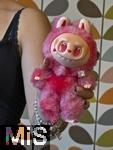 04.09.2025, Mindelheim, Mdchen zeigt seinen rosafarbenen Labubu.  Aktuelles Trend-Spielzeug fr Kinder: Ein Labubu ist eine Plschtier-Figur aus China, mit breitem Grinsen im Plastik-Gesicht. Das Labubu wurde 2015 von Kasing Lung aus Hongkong kreiert, der sie fr seine Kinderbuchreihe The Monsters erschuf, dabei wurde er von den nordischen Mythen inspiriert.  Die Firma PopMart vertreibt die Figuren.