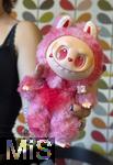 04.09.2025, Mindelheim, Mdchen zeigt seinen rosafarbenen Labubu.  Aktuelles Trend-Spielzeug fr Kinder: Ein Labubu ist eine Plschtier-Figur aus China, mit breitem Grinsen im Plastik-Gesicht. Das Labubu wurde 2015 von Kasing Lung aus Hongkong kreiert, der sie fr seine Kinderbuchreihe The Monsters erschuf, dabei wurde er von den nordischen Mythen inspiriert.  Die Firma PopMart vertreibt die Figuren.