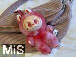 04.09.2025, Mindelheim, ein rosafarbener Labubu an einer Tasche,  Aktuelles Trend-Spielzeug fr Kinder: Ein Labubu ist eine Plschtier-Figur aus China, mit breitem Grinsen im Plastik-Gesicht. Das Labubu wurde 2015 von Kasing Lung aus Hongkong kreiert, der sie fr seine Kinderbuchreihe The Monsters erschuf, dabei wurde er von den nordischen Mythen inspiriert.  Die Firma PopMart vertreibt die Figuren.