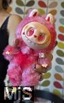 04.09.2025, Mindelheim, Mdchen zeigt seinen rosafarbenen Labubu.  Aktuelles Trend-Spielzeug fr Kinder: Ein Labubu ist eine Plschtier-Figur aus China, mit breitem Grinsen im Plastik-Gesicht. Das Labubu wurde 2015 von Kasing Lung aus Hongkong kreiert, der sie fr seine Kinderbuchreihe The Monsters erschuf, dabei wurde er von den nordischen Mythen inspiriert.  Die Firma PopMart vertreibt die Figuren.