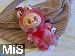 04.09.2025, Mindelheim, ein rosafarbener Labubu an einer Tasche,  Aktuelles Trend-Spielzeug fr Kinder: Ein Labubu ist eine Plschtier-Figur aus China, mit breitem Grinsen im Plastik-Gesicht. Das Labubu wurde 2015 von Kasing Lung aus Hongkong kreiert, der sie fr seine Kinderbuchreihe The Monsters erschuf, dabei wurde er von den nordischen Mythen inspiriert.  Die Firma PopMart vertreibt die Figuren.