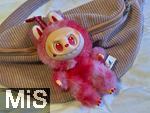 04.09.2025, Mindelheim, ein rosafarbener Labubu an einer Tasche,  Aktuelles Trend-Spielzeug fr Kinder: Ein Labubu ist eine Plschtier-Figur aus China, mit breitem Grinsen im Plastik-Gesicht. Das Labubu wurde 2015 von Kasing Lung aus Hongkong kreiert, der sie fr seine Kinderbuchreihe The Monsters erschuf, dabei wurde er von den nordischen Mythen inspiriert.  Die Firma PopMart vertreibt die Figuren.