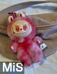 04.09.2025, Mindelheim, ein rosafarbener Labubu an einer Tasche,  Aktuelles Trend-Spielzeug fr Kinder: Ein Labubu ist eine Plschtier-Figur aus China, mit breitem Grinsen im Plastik-Gesicht. Das Labubu wurde 2015 von Kasing Lung aus Hongkong kreiert, der sie fr seine Kinderbuchreihe The Monsters erschuf, dabei wurde er von den nordischen Mythen inspiriert.  Die Firma PopMart vertreibt die Figuren.