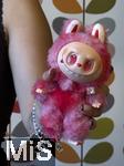 04.09.2025, Mindelheim, Mdchen zeigt seinen rosafarbenen Labubu.  Aktuelles Trend-Spielzeug fr Kinder: Ein Labubu ist eine Plschtier-Figur aus China, mit breitem Grinsen im Plastik-Gesicht. Das Labubu wurde 2015 von Kasing Lung aus Hongkong kreiert, der sie fr seine Kinderbuchreihe The Monsters erschuf, dabei wurde er von den nordischen Mythen inspiriert.  Die Firma PopMart vertreibt die Figuren.