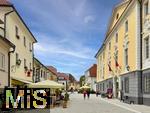 03.09.2025, Radovljica, Slowenien, (Radmannsdorf) ist eine Kleinstadt der Region Gorenjska nahe der Stadt Bled. Rechts das mittelalterliche Schloss in der Mitte des Linhart-Platzes mit dem Imkerei-Museum, noch aus der Zeit der Habsburger Dynastie.