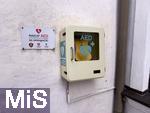 03.09.2025, Radovljica, Slowenien, (Radmannsdorf) ist eine Kleinstadt der Region Gorenjska nahe der Stadt Bled. Defibrillator an einer Wand 