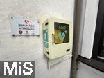 03.09.2025, Radovljica, Slowenien, (Radmannsdorf) ist eine Kleinstadt der Region Gorenjska nahe der Stadt Bled. Defibrillator an einer Wand 