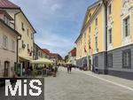 03.09.2025, Radovljica, Slowenien, (Radmannsdorf) ist eine Kleinstadt der Region Gorenjska nahe der Stadt Bled. Rechts das mittelalterliche Schloss in der Mitte des Linhart-Platzes mit dem Imkerei-Museum, noch aus der Zeit der Habsburger Dynastie.