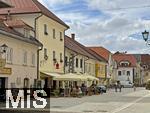 03.09.2025, Radovljica, Slowenien, (Radmannsdorf) ist eine Kleinstadt der Region Gorenjska nahe der Stadt Bled. Am Linhart-Platz sitzen Besucher in den Cafes.