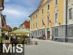 03.09.2025, Radovljica, Slowenien, (Radmannsdorf) ist eine Kleinstadt der Region Gorenjska nahe der Stadt Bled. Rechts das mittelalterliche Schloss in der Mitte des Linhart-Platzes mit dem Imkerei-Museum, noch aus der Zeit der Habsburger Dynastie.