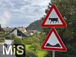 03.09.2025, Bled, Slowenien, Verkehrsschilder weisen auf Strassenschden und Gefahr durch Khe hin.