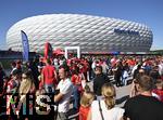 06.09.2025, Google-Pixel Frauenfussball Bundesliga 2025/2026, 1.Spieltag, FC Bayern Mnchen - Bayer 04 Leverkusen, in der Allianz-Arena Mnchen, Die Esplanade ist voller Fans

