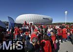 06.09.2025, Google-Pixel Frauenfussball Bundesliga 2025/2026, 1.Spieltag, FC Bayern Mnchen - Bayer 04 Leverkusen, in der Allianz-Arena Mnchen, Die Esplanade ist voller Fans

