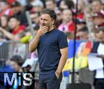 06.09.2025, Google-Pixel Frauenfussball Bundesliga 2025/2026, 1.Spieltag, FC Bayern Mnchen - Bayer 04 Leverkusen, in der Allianz-Arena Mnchen, Trainer Roberto Ptzold (Bayer 04 Leverkusen) nachdenklich.

