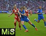 06.09.2025, Google-Pixel Frauenfussball Bundesliga 2025/2026, 1.Spieltag, FC Bayern Mnchen - Bayer 04 Leverkusen, in der Allianz-Arena Mnchen, 
Franziska Kett (FC Bayern Mnchen) gegen Lilia Turanyi (Bayer 04 Leverkusen).
