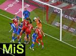 06.09.2025, Google-Pixel Frauenfussball Bundesliga 2025/2026, 1.Spieltag, FC Bayern Mnchen - Bayer 04 Leverkusen, in der Allianz-Arena Mnchen, 

Vanessa Gilles (FC Bayern Mnchen) trifft zum 1:0 gegen Friederike Repohl (Bayer 04 Leverkusen).