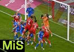 06.09.2025, Google-Pixel Frauenfussball Bundesliga 2025/2026, 1.Spieltag, FC Bayern Mnchen - Bayer 04 Leverkusen, in der Allianz-Arena Mnchen, 

Vanessa Gilles (FC Bayern Mnchen) trifft zum 1:0 gegen Friederike Repohl (Bayer 04 Leverkusen).